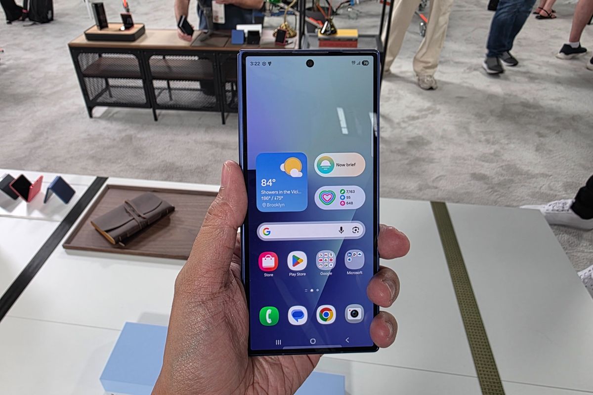 Samsung Galaxy Z Fold 7 dibekali dua layar LTPO AMOLED 2x. Pertama layar bagian luar (layar depan) berukuran 6,5 inci resolusi 2.520 x 1.089 piksel dan aspect ratio 21:9. 