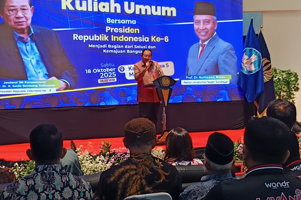 Presiden ke 6 Republik Indonesia, Susilo Bambang Yudhoyono mengajak mahasiswa Universitas Negeri Surabaya (Unesa) dan masyarakat luas untuk berperan aktif dalam membangun bangsa menuju Indonesia Emas 2045 saat memberikan kuliah umum di Kampus Unesa 5 Kabupaten Magetan, Sabtu (18/10/2025).