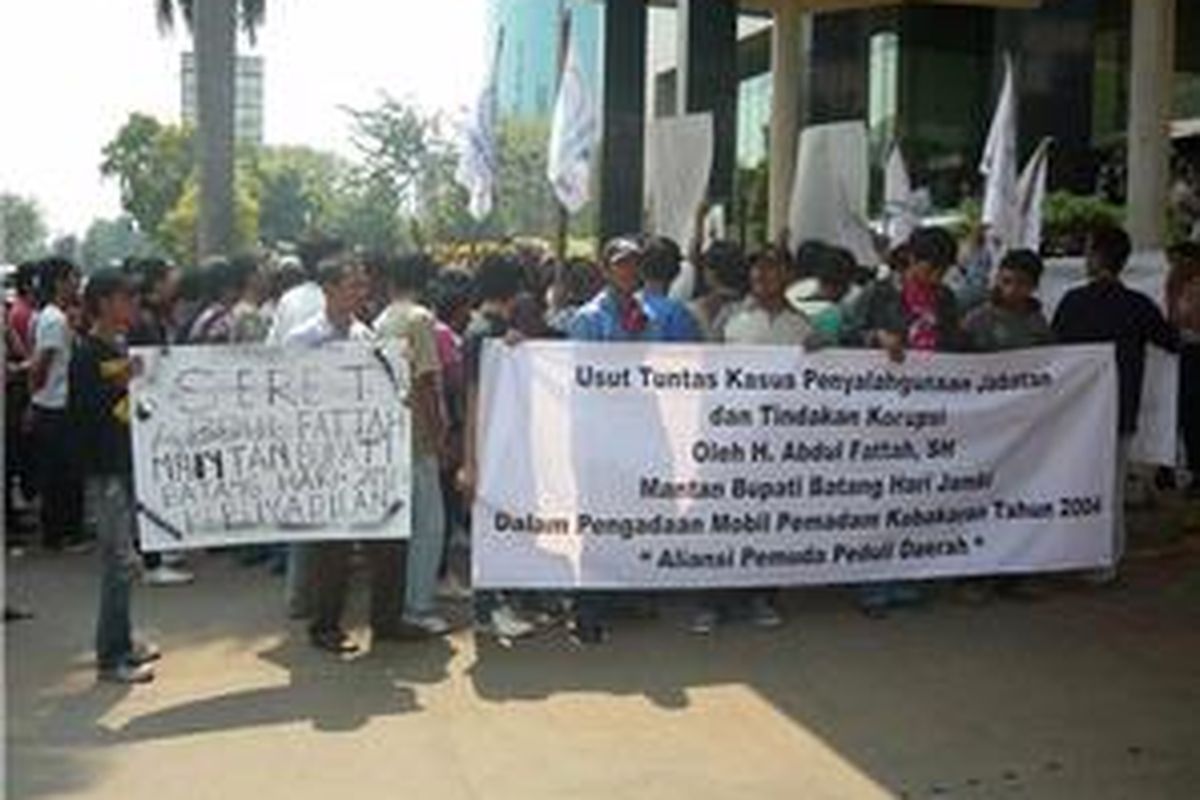 Seratusan orang datangi KPK Selasa (7/7) menanyakan dugaan korupsi mantan Bupati Batang Hari Jambi, Abdul Fattah.