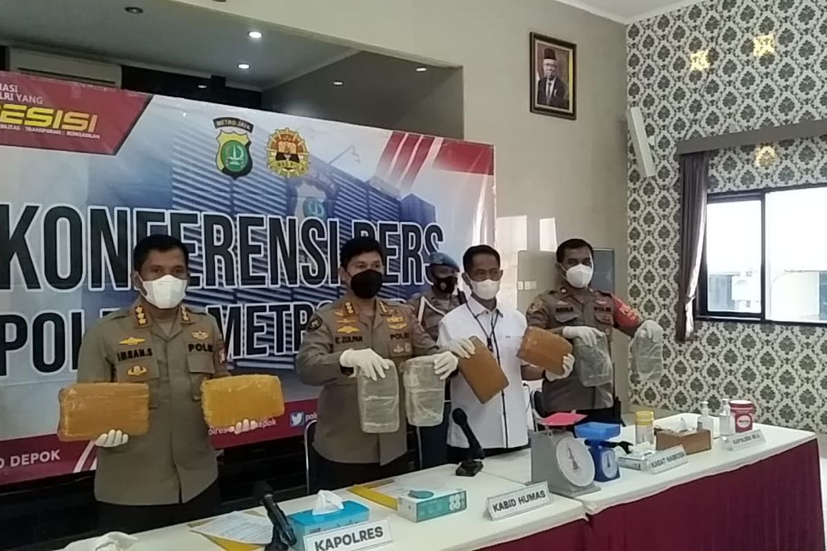 Kabid Humas Polda Metro Jaya Endra Zulpan beserta Kapolres Depok Kombes Imran Edwin Siregar dan Kapolsek Beji Kompol Agus Khaeron perlihatkan barang bukti ganja kering seberat 17 kilogram di Polres Depok, Rabu (26/1/2022). 