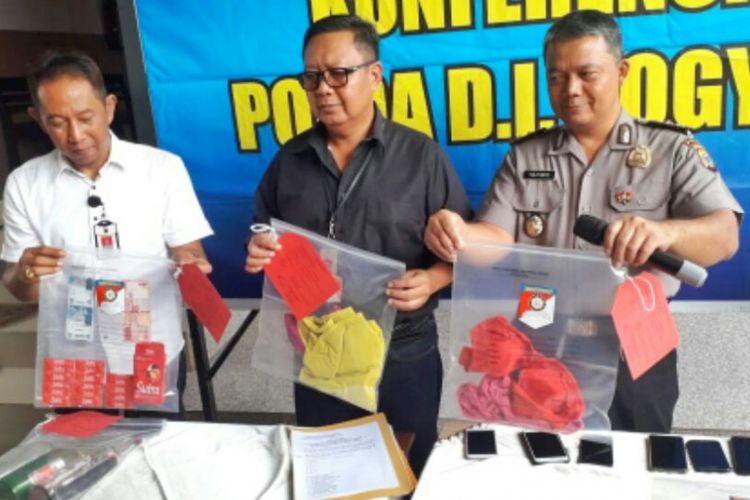 Direktur Ditreskrimum Polda DIY, Kombes Pol Hadi Utomo dan Kabid Humas Polda DIY AKBP Yuliyanto saat menunjukan barang bukti yang diamankan dari lokasi penggerebekan 