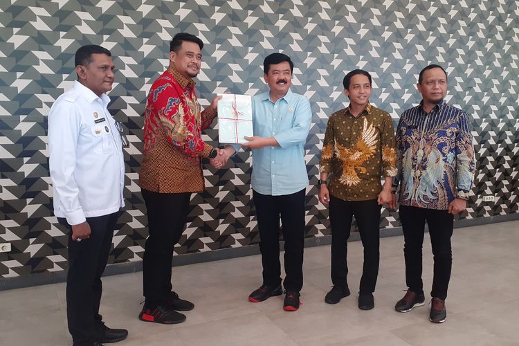 Menteri ATR/BPN Hadi Tjahjanto menyerahkan 10 sertifikat aset Pemkot Medan kepada Walikota Medan Bobby Nasution pada Kamis (17/11/2022).