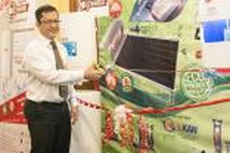 Direktur Utama PT Bernadi Utama, Aquinas Adipraja Rulan, meresmikan peluncuran produk HANDAL Eltera Lectric Water Heater pada Indonesia Building and Technolofy Expo di JCC, Senayan, 3-7 Juni 2015.