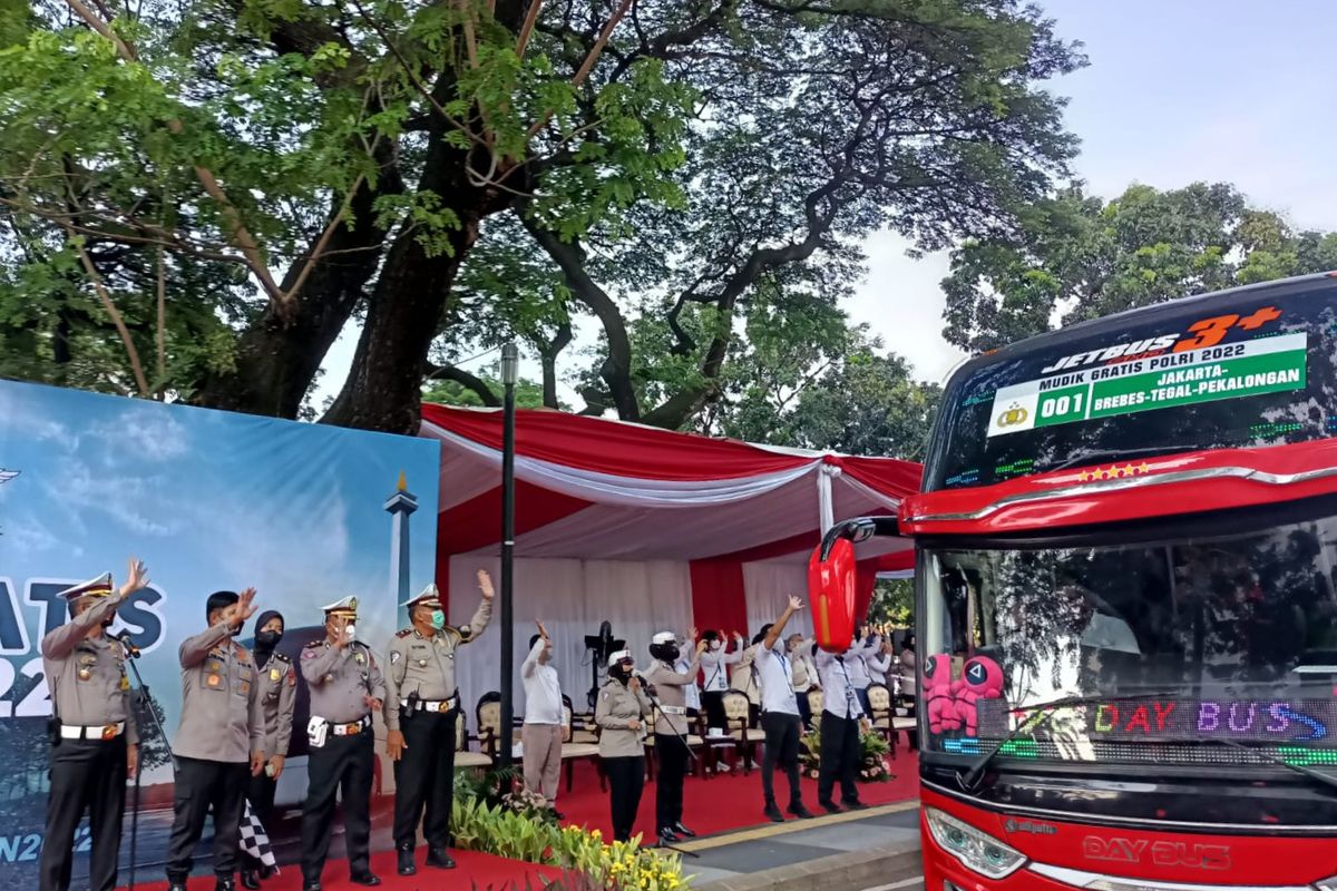 Polda Metro Jaya memberangkatkan kloter pertama peserta mudik gratis lebaran 2022 di Gelora Bung Karno, Jakarta Pusat, Senin (25/4/2022).