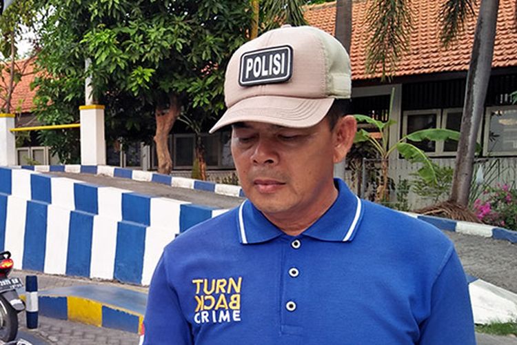 Aiptu Jailani di sela memberi pelatihan kepada pemohon SIM di halaman Satlantas Polres Gresik, Jumat (16/11/2018). 