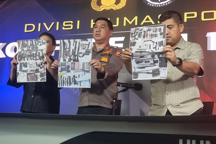 Karo Penmas Humas Polri Brigjen Ahmad Ramadhan dan Juru Bicara Densus 88 AT Polri Kombes Aswin Siregar menunjukan foto barang bukti senjata api yang diamankan dari enam teroris di Lampung pada 11-12 April 2023.