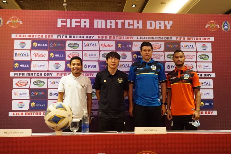 Gelandang timnas Indonesia, Evan Dimas, beserta pelatih Shin Tae-yong berpose bersama pelatih Timos Leste, Fabio Maciel, dan Filomeno Junior pada sesi konferensi pers Rabu (26/1/2022) jelang laga persahabatan internasional sehari setelahnya di Bali.