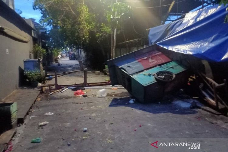 Kondisi sebagian permukiman warga di Jalan Gunung Sahari IX yang porak-poranda akibat bentrokan antara warga dengan pebalap motor liar di Kelurahan Gunung Sahari Utara, Jumat pagi (23/10/2020).