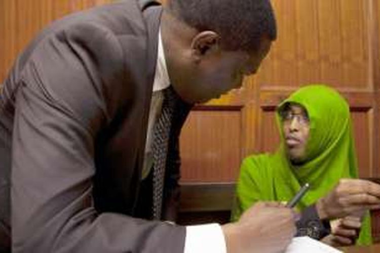 Nuseiba Mohammed Haji berbicara dengan pengacaranya Kioko Kilukumi di the Kenya Milimani Law Courts, Nairobi, Selasa.  