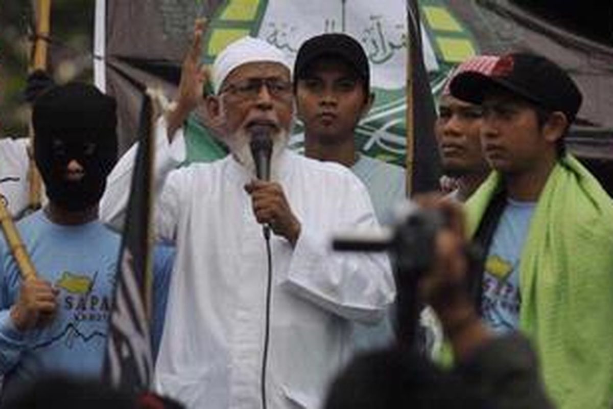 Amir Jamaah Anshorut Tauhid (JAT) Abu Bakar Baasyir, turut berbicara saat berlangsung unjuk rasa JAT di perempatan Gladak, Kota Solo, Selasa (1/6/2010), untuk mengecam serangan militer Israel ke kapal misi kemanusiaan untuk Palestina. Mereka juga menyerukan agar dunia internasional turun tangan mengatasi krisis kemanusiaan di Palestina dan aksi militer Israel. 