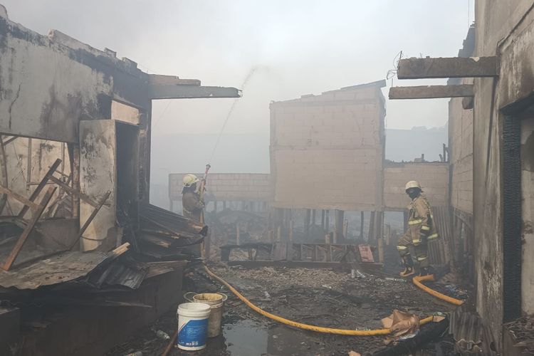 Beberapa rumah hangus dalam kebakaran di pemukiman padat Kapuk Muara, Penjaringan, Jakarta Utara, Minggu (30/7/2023). 