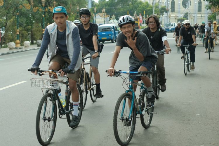 Beberapa pesepeda di Kota Malang. 