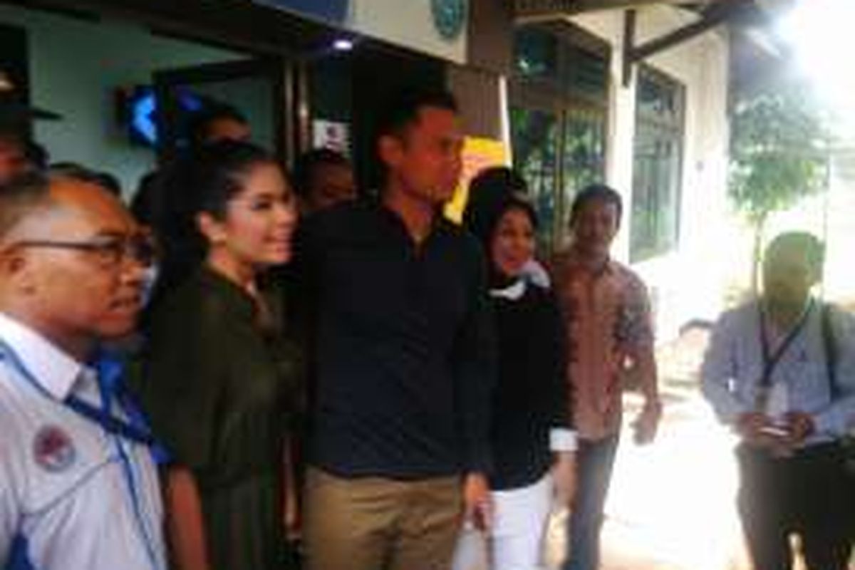 Calon gubernur DKI yang diusung Demokrat, PKB, PPP, dan PAN, Agus Harimurti Yudhoyono dan Sylviana Murni usai ikuti tes narkoba di BNN. Minggu (25/9/2016)