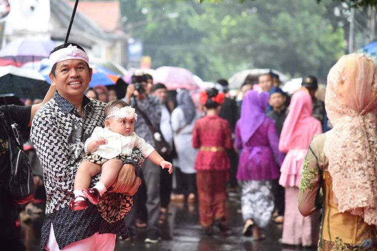 Anggota DPR RI Fraksi Golkar Dedi Mulyadi saat menghadiri Karnaval Budaya di Purwakarta, Jawa Barat, Sabtu (22/12/2019). Dalam kesempatan itu, Dedi meminta sekolah - sekolah mengajarkan para siswi menenun, merenda, dan menyulam sebagai bagian pendidikan karakter.