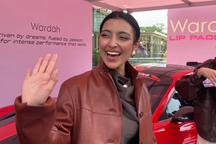 Pembalap perempuan asal Uni Emirat Arab (UAE), Amna Al Qubaisi, yang merupakan wajah global terbaru Wardah, saat berkunjung ke Wardah Lip Paddock di The Crystal, Senayan City, Jakarta, Kamis (14/5/2026).