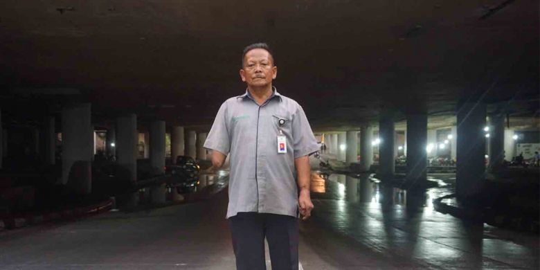 Selama 25 tahun, M Soleh (58), petugas operator pengendali banjir di Pusat Pengelola Kompleks Kemayoran, Jakarta Pusat menjaga agar warga Kemayoran terbebas dari banjir, Rabu (12/9/2018).