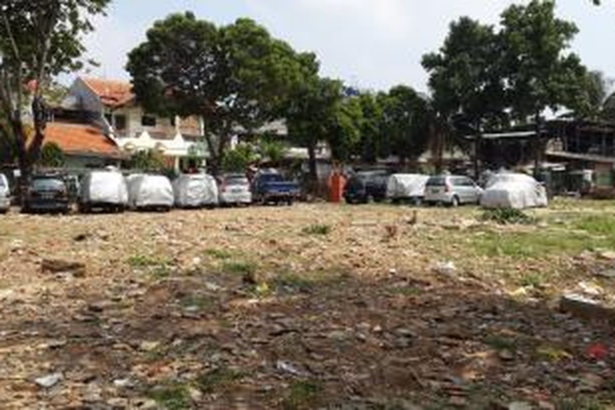 Parkir mobil di Taman Harapan Mulia, Kemayoran, Jakarta Pusat. Lahan kosong taman tersebut digunakan sebagai lahan parkir mobil. 