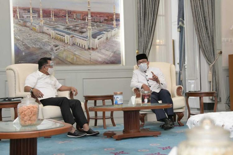 Kepala Staf Kepresidenan, Moeldoko berkunjung ke rumah dinas Gubernur Jawa Barat Ridwan Kamil di Bandung, Jumat (4/12/2020).