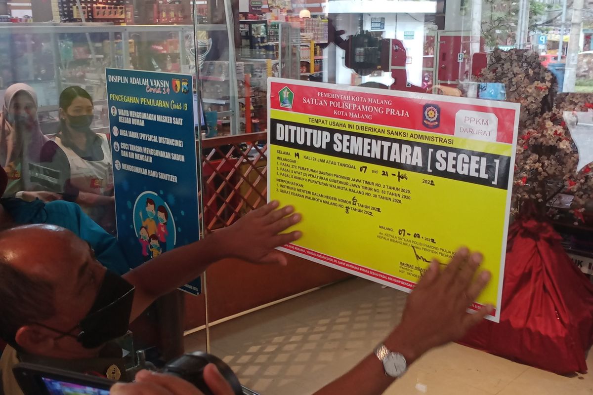 Toko Lai Lai di Kota Malang dilakukan penutupan setelah adanya pegawai positif Covid-19 setelah tes swab antigen pada Senin (7/2/2022).