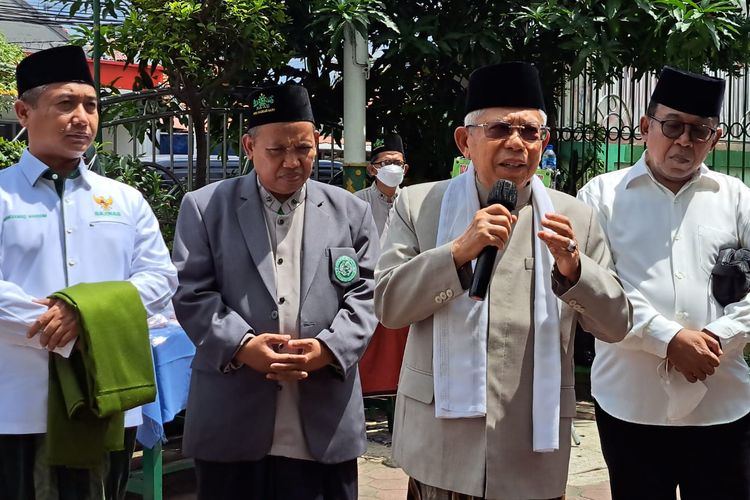 Wakil Presiden Ma'ruf Amin memberikan keterangan pers seusai mengikuti shalat jumat di Masjid At Taqwa, Matraman, Jakarta, Jumat (6/1/2023).