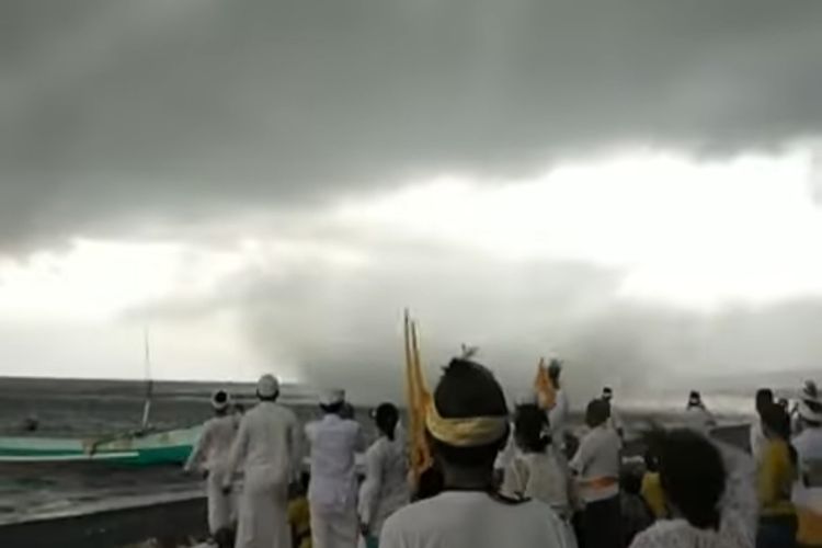 Fenomena waterspout di perairan Kubutambahan Buleleng Bali