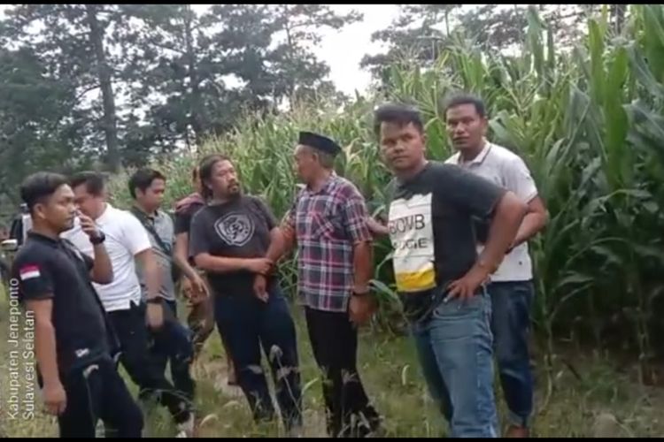 AR (65) berhasil ditangkap aparat gabungan saat berusaha kabur dari kejaran usai menyeret seorang polisi sejuah 1 kilo meter yang berusaha menghadangnya di Kabupaten Jeneponto, Sulawesi Selata. Kamis, (27/1/2022). Dok. Tim Pegasus, Resmob Polres Jeneponto.