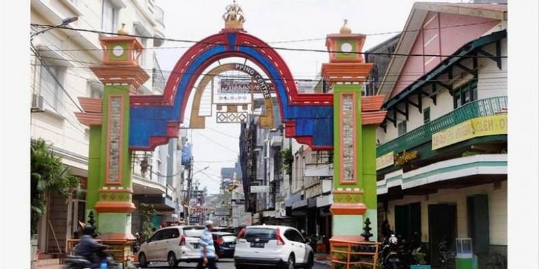 Gapura di akses masuk Jalan Somba Opu, Makassar, Sulawesi Selatan, seperti terlihat pada hari Kamis (10/11). Kawasan pertokoan yang dibuka sejak tahun 1970 itu menjadi ikon Kota Makassar, salah satunya sebagai pusat perdagangan emas di Sulawesi Selatan. 