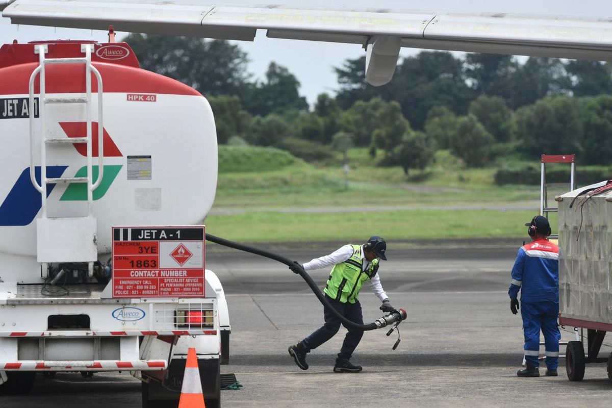 Petugas melakukan pengecekan kualitas avtur di Aviation Fuel Terminal (AFT) Halim Perdanakusuma, Jakarta.