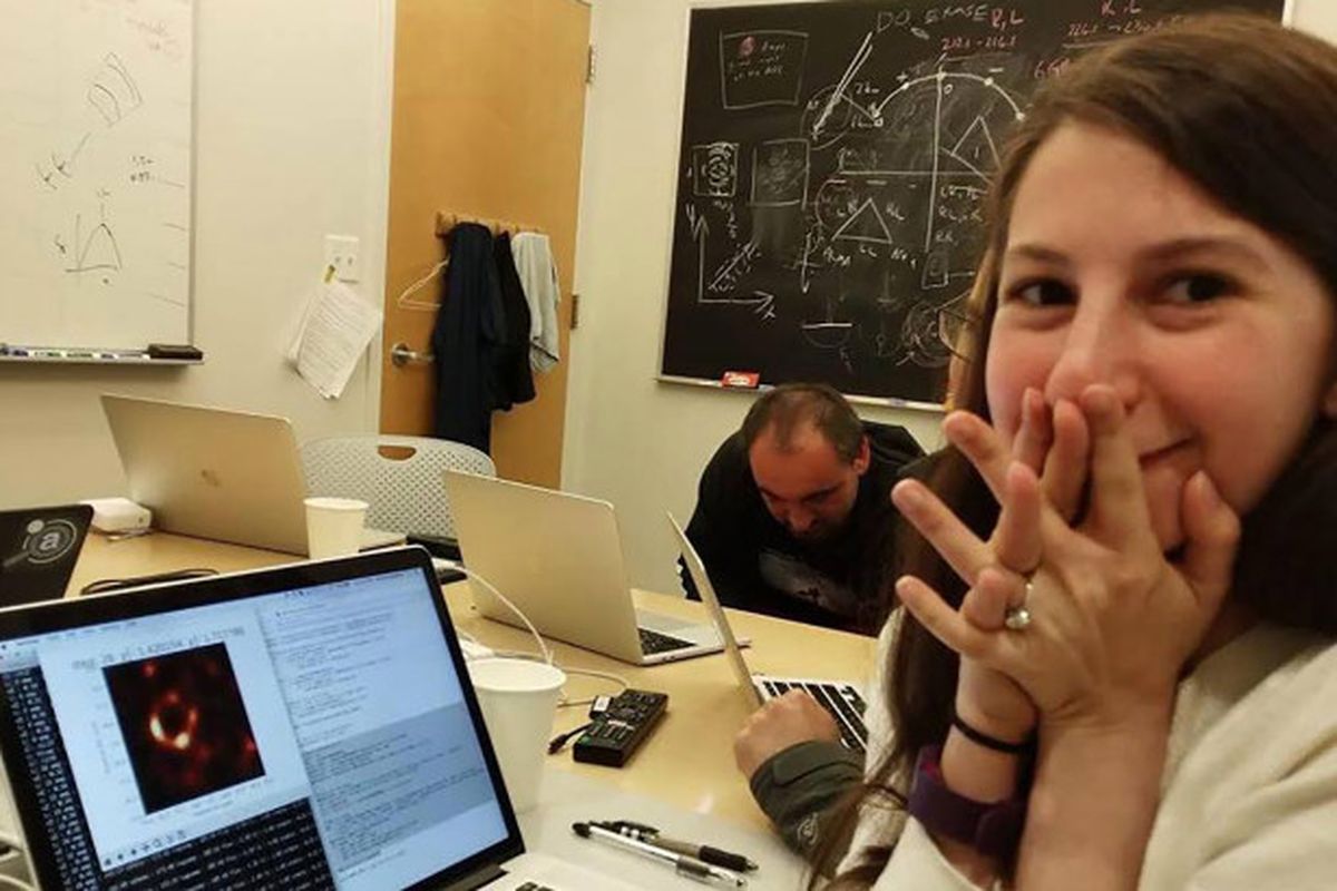 Katie Bouman, perempuan muda yang memimpin penyusunan algoritma untuk menampilkan foto lubang hitam pertama.