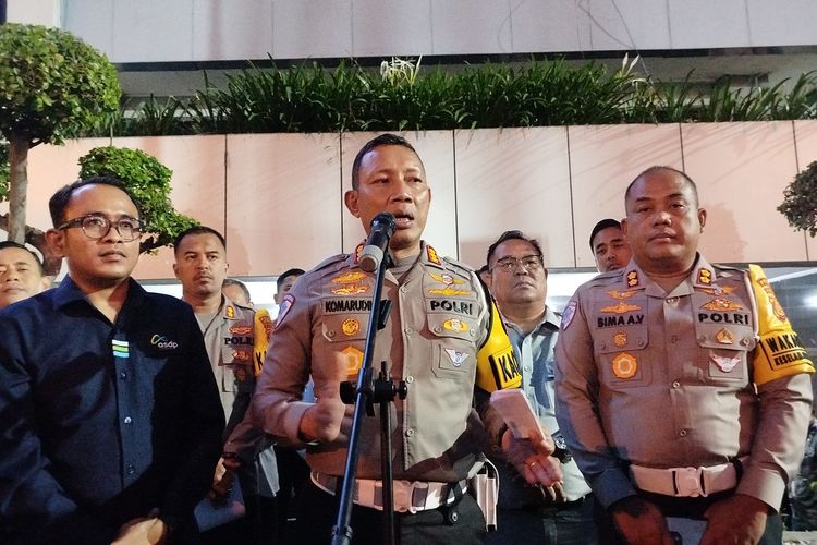 Dirlantas Polda Jatim, Komarudin saat peninjaun di Pelabuhan Ketapang, Banyuwangi, Minggu (23/2/2025) 