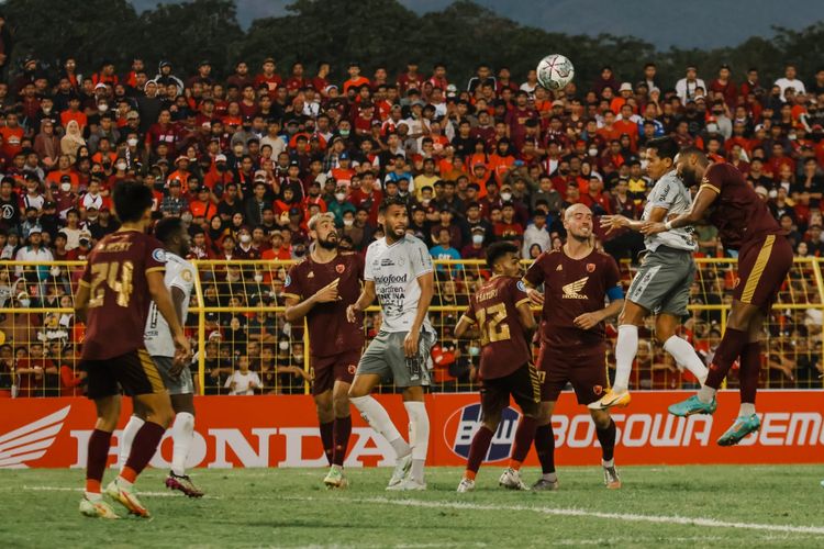 Aksi pada laga pekan 2 Liga 1 2022-2023 antara PSM Makassar melawan Bali United yang berakhir dengan skor 2-0 di Stadion Gelora BJ Habibie, Parepare, Sulawesi Selatan, Jumat (29/7/2022) sore.