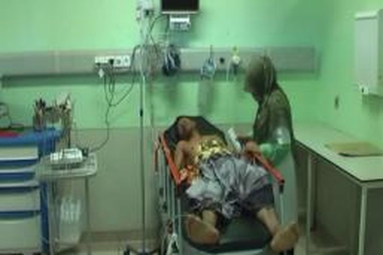 Fakrurazi (40) korban penembakan dalam insiden di Bireun terlihat mulai membaik pasca operasi pengangkatan serpihan peluru di RSU Zainal Abidin Banda Aceh. 3 Kerabat Fakrurazi tewas dalam insiden penembakan mobil berstiker Partai Aceh yang ditumpanginya bersama keluarga, Senin (31/3/2014) malam. *****K12-11