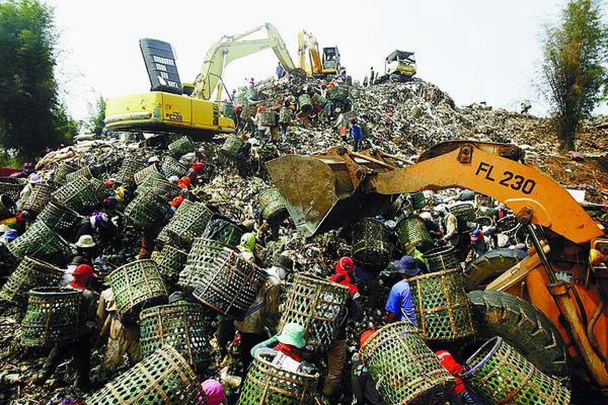 Pemulung berebut mendapatkan plastik dari tumpukan sampah yang diurai oleh alat berat di Tempat Pembuangan Akhir Sampah Bantar Gebang, Bekasi, Jawa Barat, beberapa waktu lalu.  