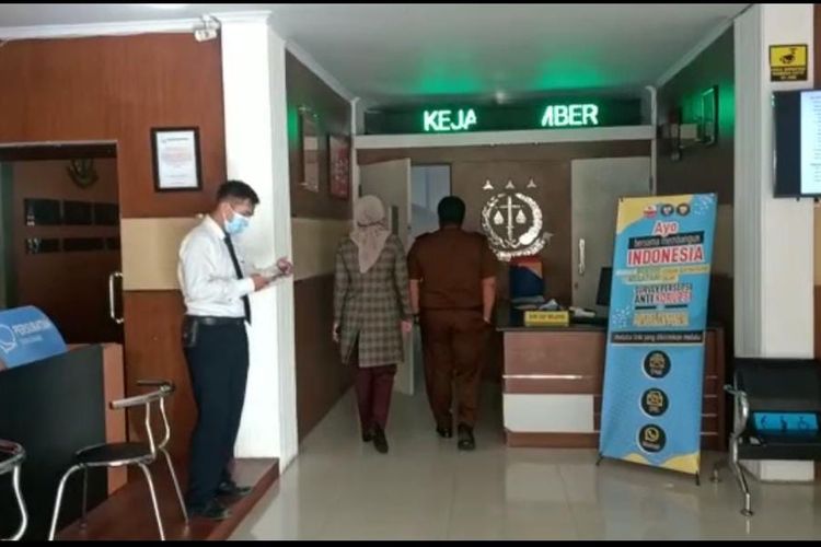 Mantan bupati Jember Faida saat hendak keluar dari kantor Kejari Jember  Senin (1/3/2021)