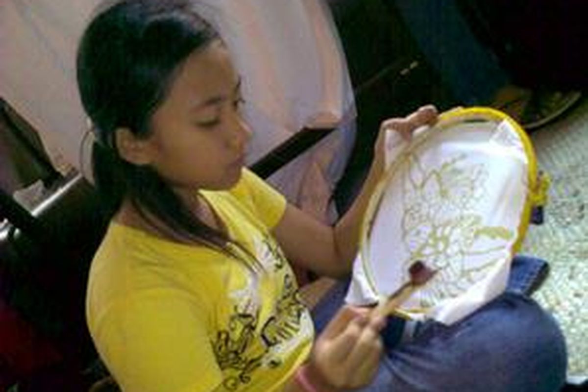 Salah satu pengunjung Batavia Art Festival 2009 sedang mencoba membatik, dalam salah satu workshop yang diselenggarakan oleh Meseum Tekstil Minggu (21/6). 