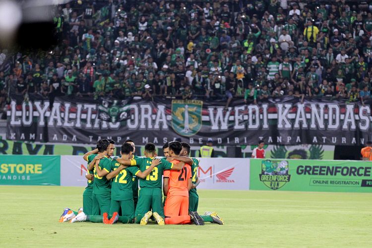 Persebaya Surabaya sebelum kick off pertandingan bertajuk Forever Game ujicoba melawan Persis Solo di Stadion Gelora Bung Tomo Surabaya, Jawa Timur, Sabtu (11/01/2020) malam.