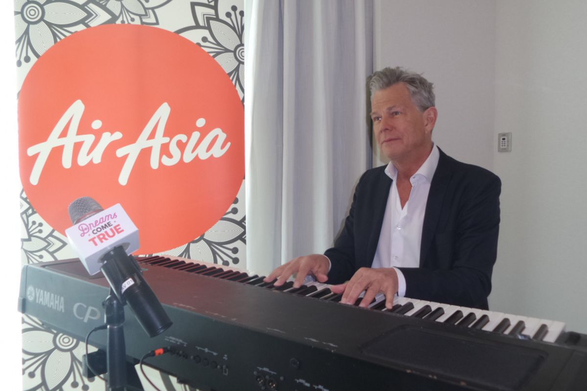 David Foster berpose di Marina Bay Sands, Singapura, Rabu (13/12/2017). Ia membimbing musisi asal Asia Tenggara untuk program Dreams Come True yang diinisiasikan oleh AirAsia bekerja sama dengan platform musik digital Spotify.