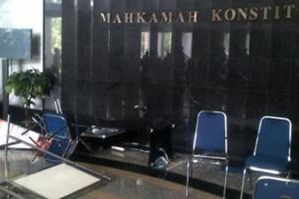 Kondisi di Aula Gedung Mahkamah Konstitusi, Kamis (14/11/2013). Tampak sejumlah kursi yang dirusak sejumlah orang. Massa dilaporkan masuk ke ruang sidang pleno usai mengamuk di aula. 