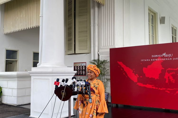 Ketua Majelis Rakyat Papua (MRP) Provinsi Papua Nerlince Wamuar menyampaikan soal aspirasi pembangunan Istana Negara di Papua usai pertemuan dengan Presiden Jokowi di Istana Kepresidenan Jakarta, Rabu (12/6/2024). 