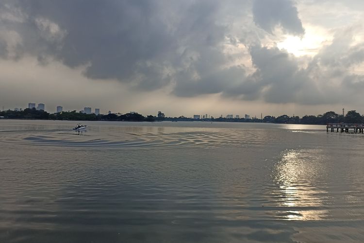 Pemandangan menjelang sunset (matahari terbenam) dari area jembatan atau jogging track di Situ Cipondoh, Kota Tangerang.