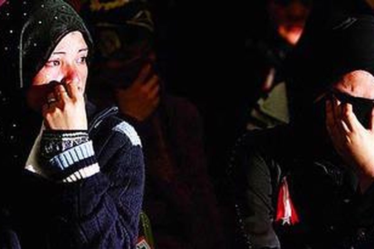 Ilustrasi:: Tenaga kerja Indonesia, yang baru saja dipulangkan dari Jeddah, Arab Saudi, menghapus air mata saat tiba di Terminal  II, Bandara Soekarno-Hatta, Banten, beberapa waktu lalu.