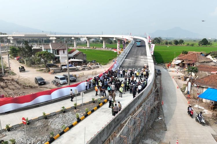 Pembukaan trafik Jembatan Cibiru Hilir yang berada di Kecamatan Cileunyi, Kabupaten Bandung, pada Kamis (10/08/2023).
