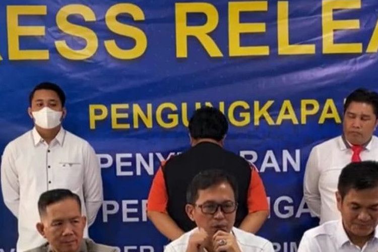 Direktur Direktorat Reserse Kriminal Khusus Polda Sumatera Selatan Kombes Pol Barly Ramadhany menjawab pertanyaan wartawan dalam ungkap kasus perbuatan pedofilia (menjadikan anak di bawah umur objek pornografi) berbasis internet, yang dilaporkan oleh organisasi non pemerintah (NGO) Amerika Serikat, di Palembang, Sumatera Selatan, Rabu (11/1/2023). 