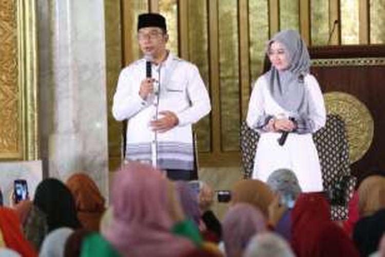 Wali Kota Bandung Ridwan Kamil bersama istrinya Atalia Praratya saat memberikan ceramah kepada masyarakat Kota Bandung di Masjid Agung Trans Studio Bandung, Minggu (19/6/2016)