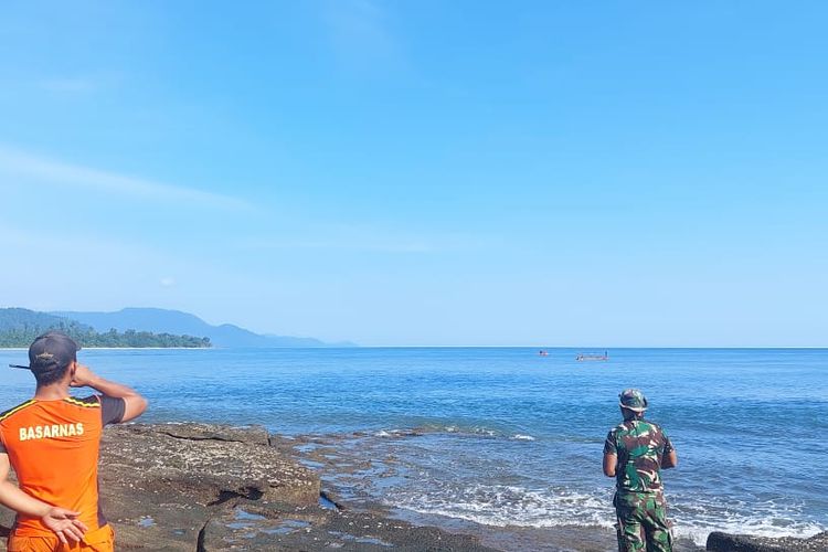 Tim SAR Gabungan melakukan pencarian orang hilang di Pantai Arfu Kabupaten Tambrauw di Hari Ke-2