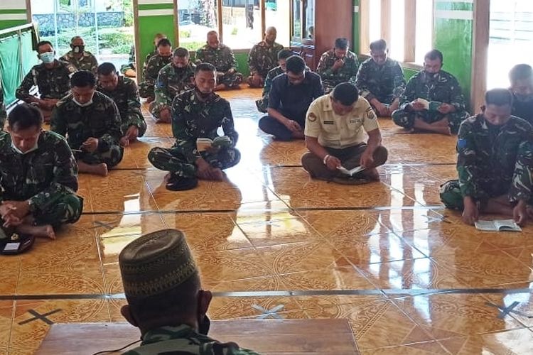 Prajurit Pangkalan TNI AL Tegal menggelar doa bersama usai salat gaib mendoakan kru KRI Nanggala 402 di Mako Lanal Tegal, Senin (26/4/2021) (Dok. Lanal Tegal)
