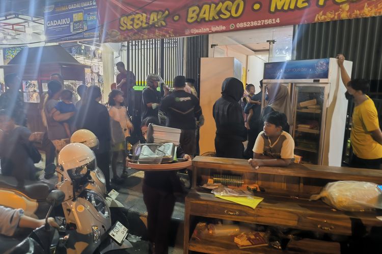 Puluhan Orang Jarah Warung Seblak di Pamekasan, Mengaku Korban Investasi Bodong