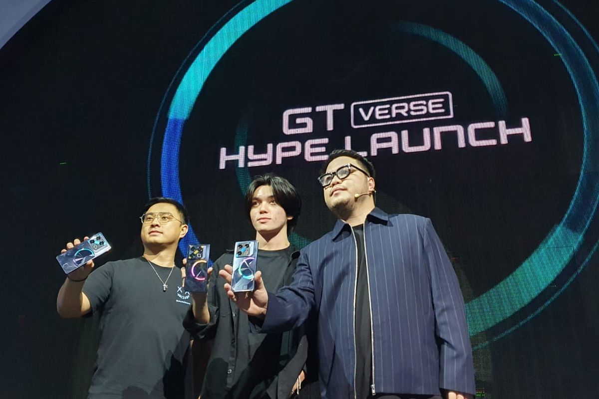 (Kiri ke kanan) Abia Wang: Marketing Director Infinix Indonesia, Kairi, jungler Onic Esports, Sergio Ticoalu, Head of Marketing Infinix Indonesia berfoto bersama saat acara peluncuran Infinix GT 20 Pro 5G di Jakarta, Selasa (21/5/2024).