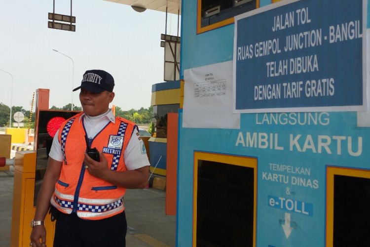 Meski kondisi pengguna jalan tol masih sepi, petugas di Pintu Tol Bangil Pasuruan tetap siaga.