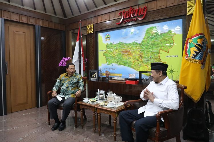 Penjabat (Pj) Gubernur Jawa Tengah  (Jateng) Nana Sudjana saat menerima kunjungan Ketua Baznas RI Noor Achmad di Kantor Gubernur Jawa Tengah, Jumat (8/9/2023).
